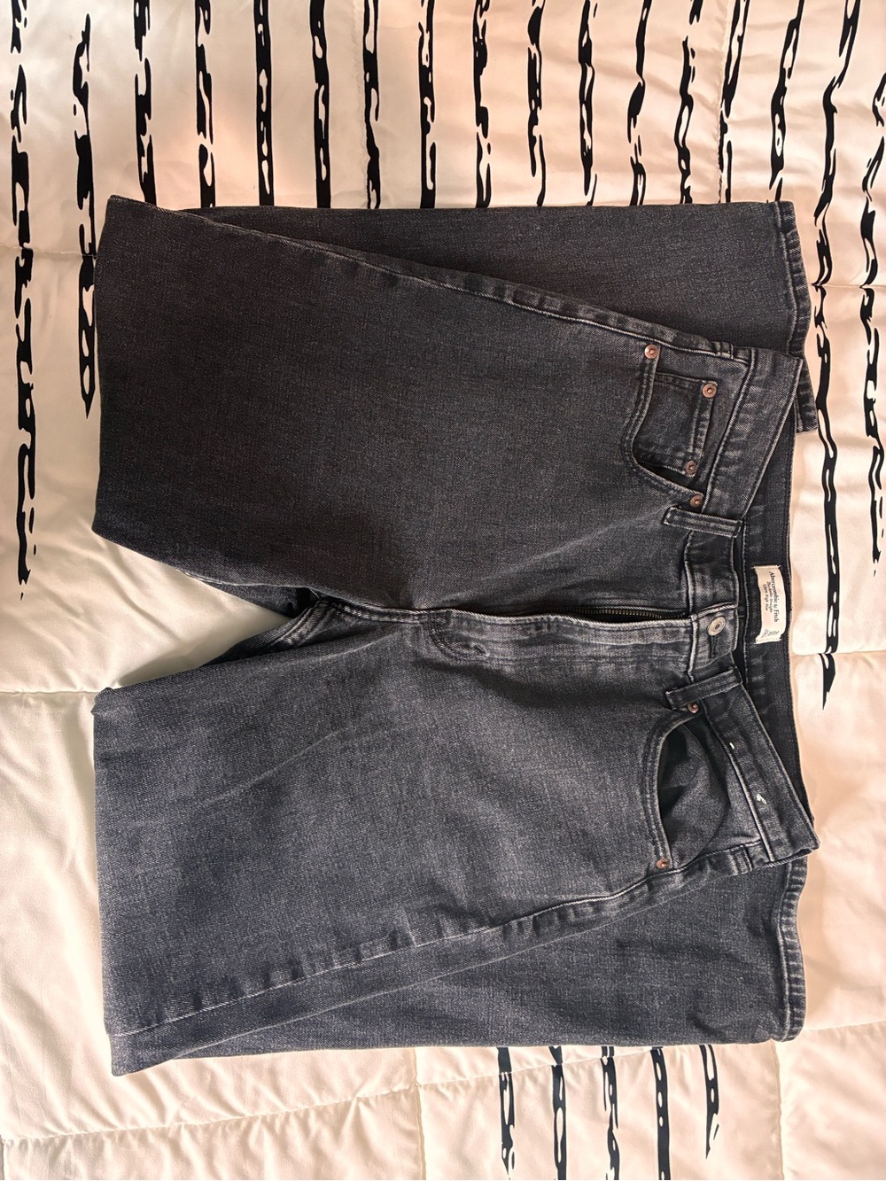 Abercrombie & Fitch Men's Relaxed Straight Jeans in Charcoal